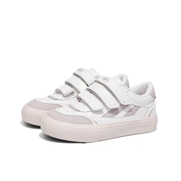 Couple retro sneakers